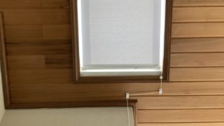 傾斜窓にロールスクリーンを取り付けました。