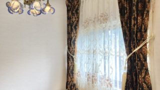 アンティークライトのある玄関窓をヨーロッパへ