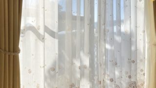 ピンクの刺繍がかわいいレースカーテン