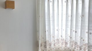 玄関にレースカーテン取り付けました