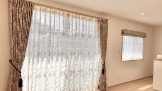 リビングに新柄レースカーテン取り付けました✨