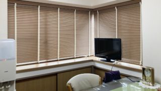 ダイニングに木目のアルミのブラインド取り付け🪵